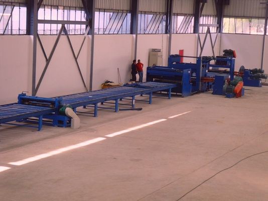 Standardowa linia cięcia na długość, walcowana na gorąco, lekka stalowa maszyna słup światła dla 6m 8m 14m